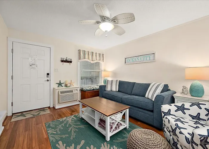 Holiday home Orleans Court- 1 Bedroom With Outdoor Pool! Sleeps 6!