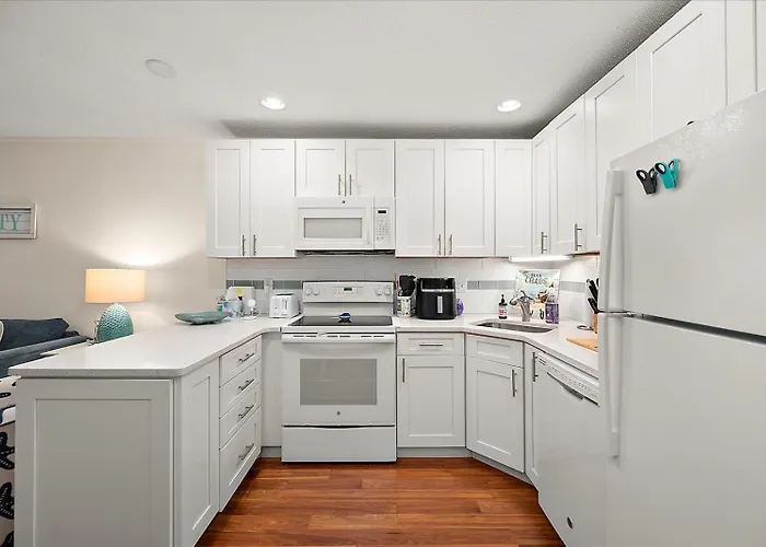 Orleans Court- 1 Bedroom With Outdoor Pool! Sleeps 6! *