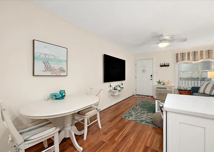 Orleans Court- 1 Bedroom With Outdoor Pool! Sleeps 6! *