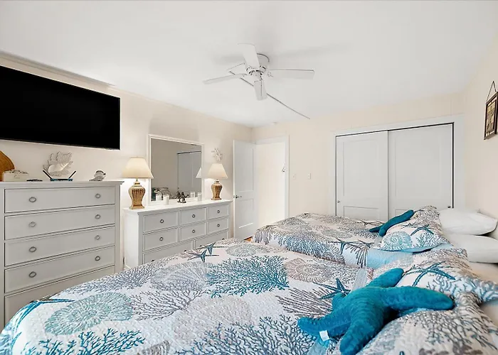 Holiday home Orleans Court- 1 Bedroom With Outdoor Pool! Sleeps 6!