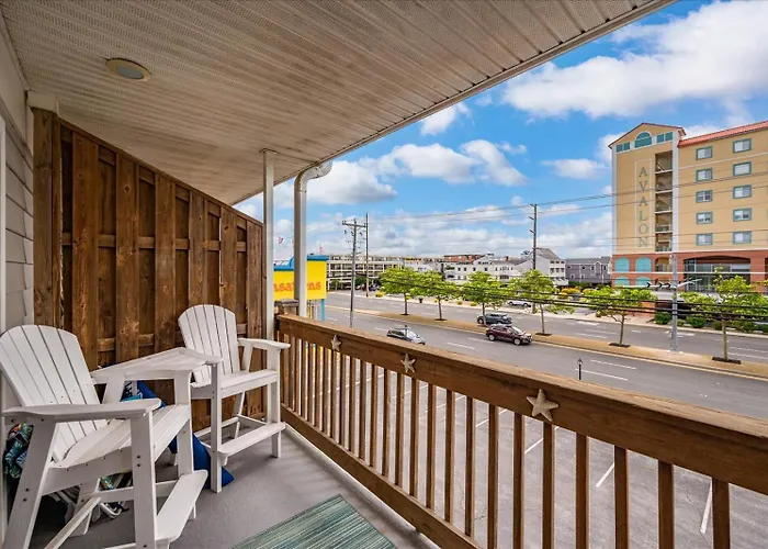 Holiday home Orleans Court- 1 Bedroom With Outdoor Pool! Sleeps 6!
