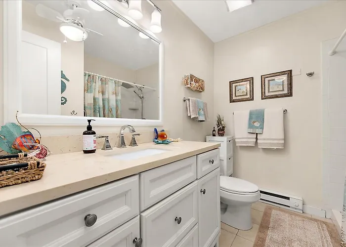 Orleans Court- 1 Bedroom With Outdoor Pool! Sleeps 6! *