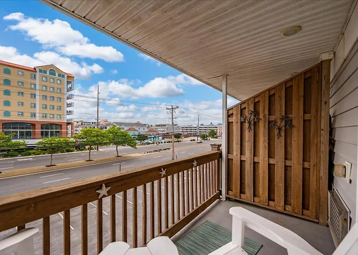 Orleans Court- 1 Bedroom With Outdoor Pool! Sleeps 6! *