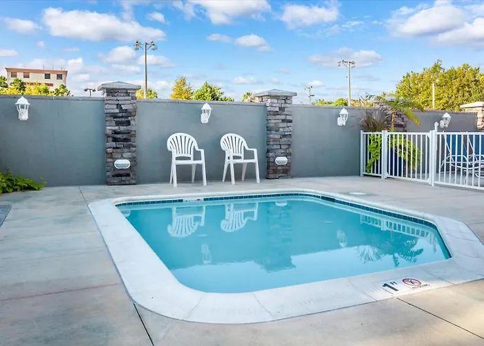 Holiday home Orleans Court- 1 Bedroom With Outdoor Pool! Sleeps 6! *